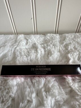 RealHer Metallic Eyeliner - I Am Passionate